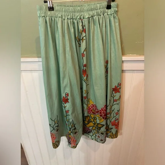 Pretty flowered long skirt - Picture 2 of 3